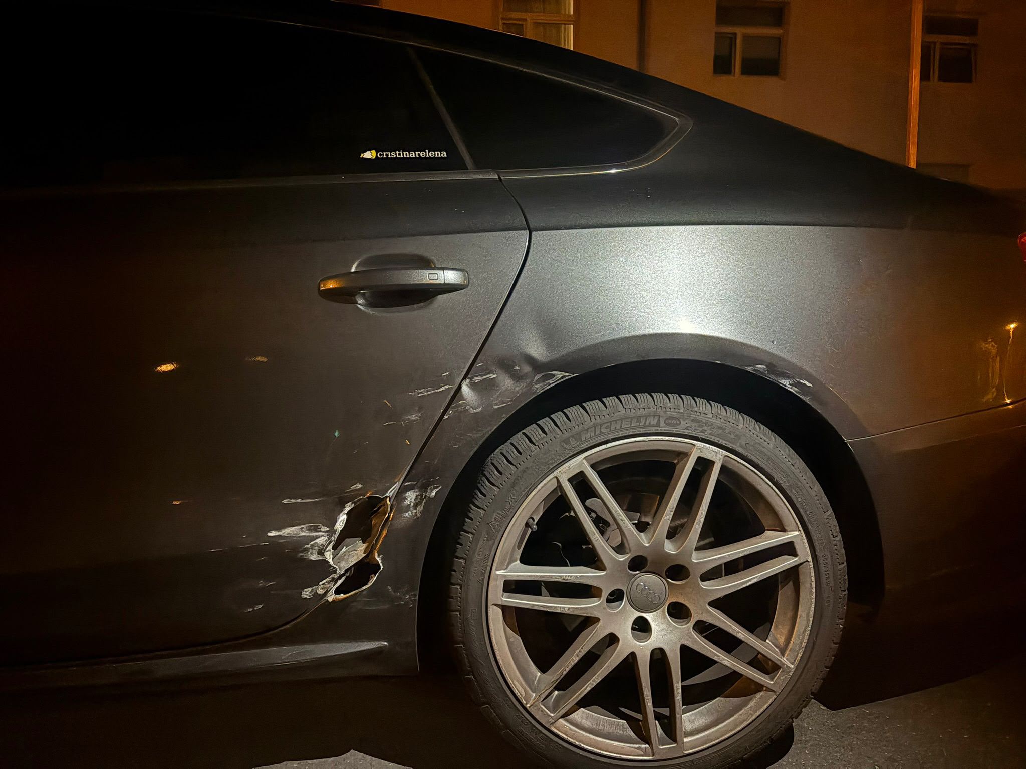 Audi mit Loch und Riss im Seitenblech — vor der Reparatur