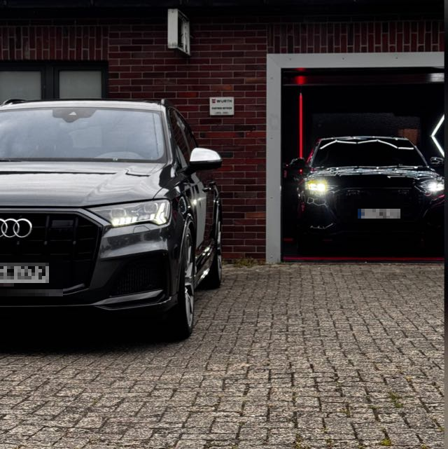 Zwei aufbereitete Audi SUV vor der Halle von Laur Carhub