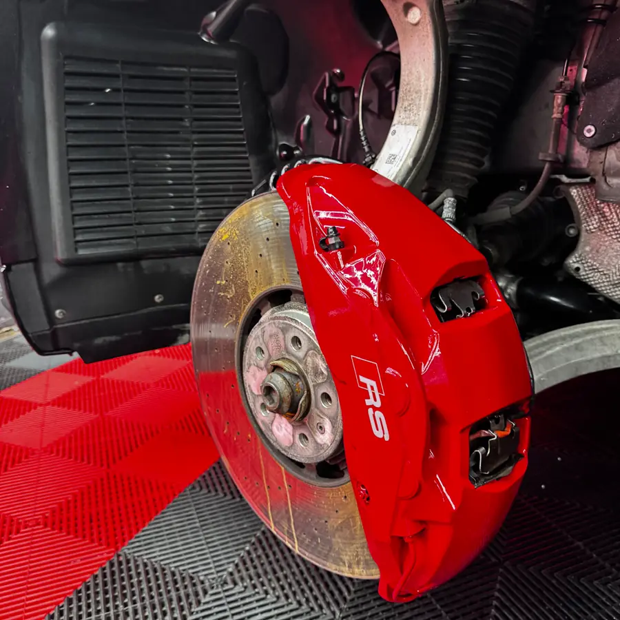 Roter RS-Bremssattel nach Detailreinigung